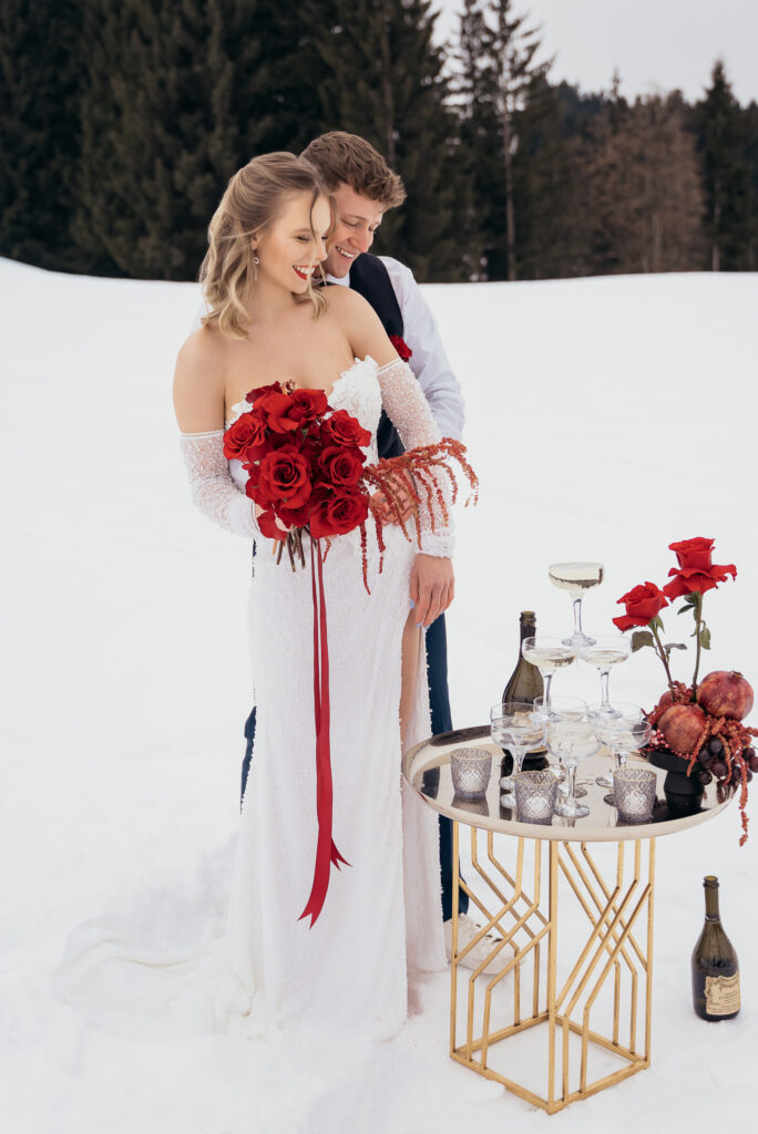 Romantische Berghochzeit – modern & Intim
Manchmal braucht es nicht viel, nur den richtigen Menschen
Styling Natalia Mayrl Kirchdorf
Fotos Klara Ulmer – Klarafotografie
Atelier Katalin Kufstein, Jewelry Maria Wolf